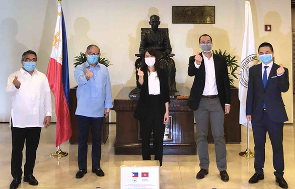  Ông Johnathan Hạnh Nguyễn tặng 750.000 khẩu trang cho Philippines