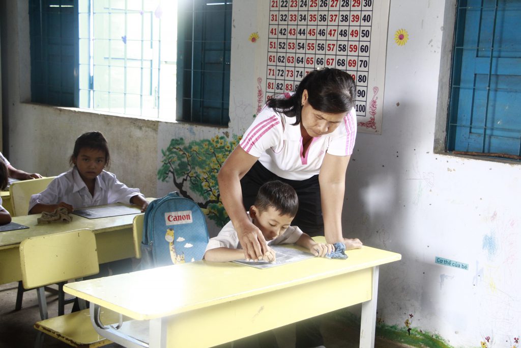 Giáo viên vùng sâu vùng xa tại Đắk Lắk hướng dẫn học sinh lớp 1 viết chữ