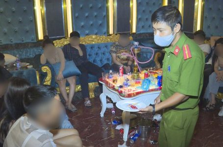 
Công an kiểm tra nhóm thanh niên mở tiệc ma túy tại quán karaoke