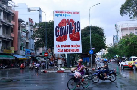 Khẩu hiệu tuyên truyền chống dịch Covid-19 tại Việt Nam. (Ảnh: Reuters)