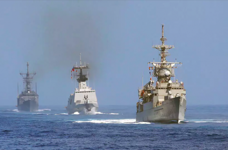 Một tàu chiến lớp Lafayette (giữa) do Pháp chế tạo tham gia tập trận quân sự bên ngoài bờ biển Đài Loan hồi năm 2014 – Ảnh: REUTERS