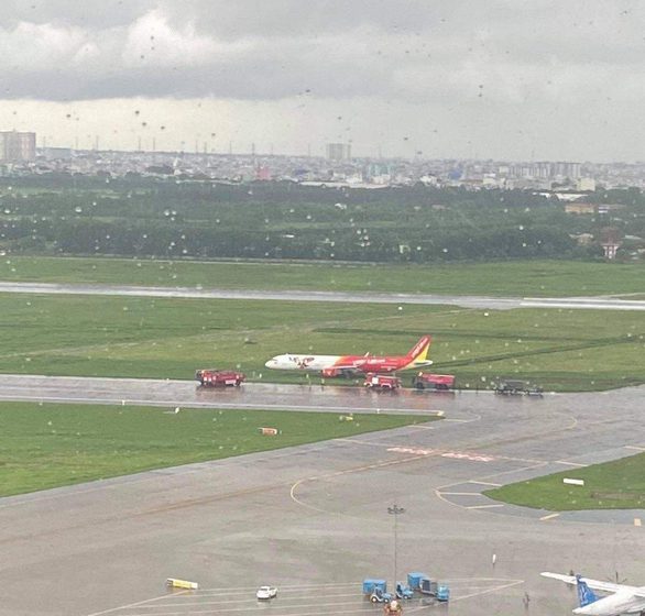  Máy bay hạ cánh trượt khỏi đường băng Tân Sơn Nhất, Vietjet nói do mưa gió lớn