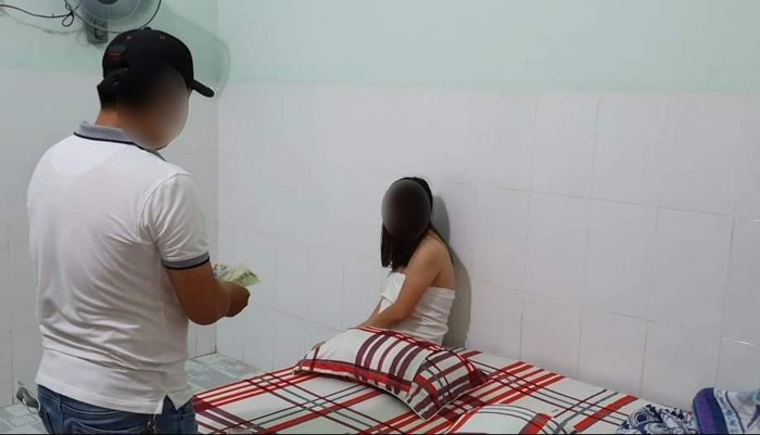  Đắk Lắk: Bắt quả tang 3 đôi nam nữ đang mua bán dâm trong nhà nghỉ