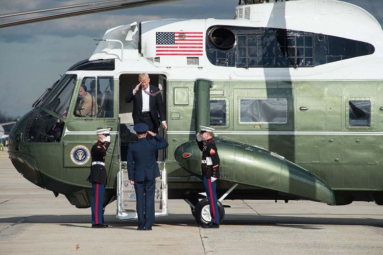 Tổng thống Trump trên chiếc trực thăng Marine One