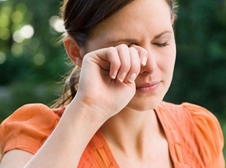  5 hành vi gây hại cho mắt mà người trẻ thường hay mắc phải, không sửa ngay có thể gây viêm nhiễm, tổn thương mắt