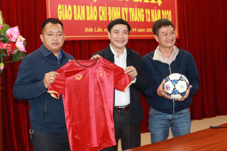  Bí thư Tỉnh ủy Đắk Lắk tặng bóng và áo có chữ ký của nhiều tuyển thủ quốc gia để làm từ thiện