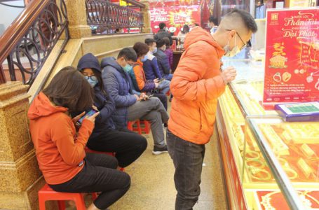 Giá vàng ngày 27-02-2021: Lao dốc thê thảm, chêch lệch kỷ lục với thế giới 8 triệu đồng/lượng