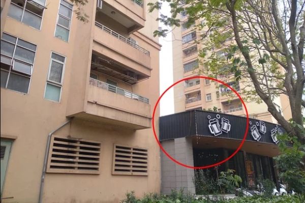  Hà Nội: Nữ sinh lớp 10 rơi từ tầng cao chung cư, nằm bất động trên mái tôn