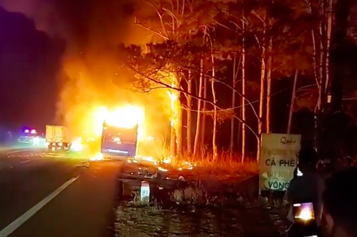  Đắk Nông: Xe khách bốc cháy ngùn ngụt trên đường HCM, tài xế nhảy khỏi xe thoát chết