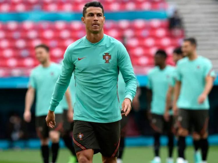 Ronaldo ra tay trong buổi họp báo EURO 2020 khiến UEFA “nóng mắt”
