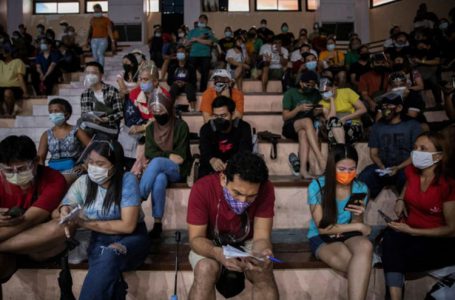 Người dân chờ tiêm ngừa COVID-19 tại Manila, Philippines ngày 21-7 – Ảnh: REUTERS