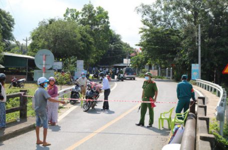 Lực lượng chức năng thiết lập vùng cách ly tại thôn Phú Hòa, xã Mỹ Đức, huyện Đạ Tẻh. Ảnh: Thu Hiền/báo Lâm Đồng