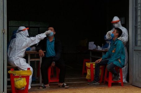 Nhân viên y tế lấy mẫu xét nghiệm cho đội ngũ nhân viên giao hàng khu vực thành phố Buôn Ma Thuột.
