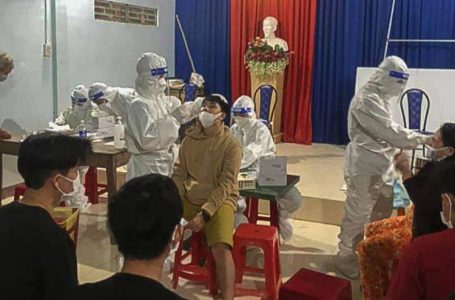 TTYT huyện Lắk tổ chức lấy mẫu cho người dân xã Đắk Liêng