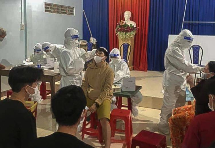  Huyện Lắk triển khai test nhanh hàng trăm người dân liên quan đến một nhân viên y tế dương tính với SARS-CoV-2