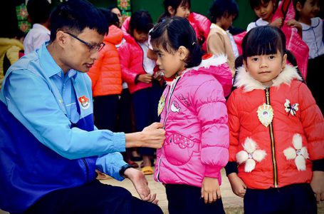 Nguyễn Tài Nam tặng áo ấm cho học sinh người dân tộc thiểu số Trường Tiểu học La Văn Cầu (xã Ea Kao, TP. Buôn Ma Thuột).