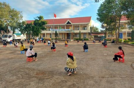 Lực lượng y tế nhanh chóng tiến hành truy vết tại 3 trường học xã Cư Né