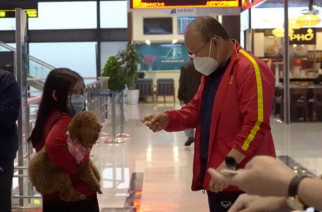 HLV Park Hang Seo gặp sự cố hy hữu với chú chó tại sân bay