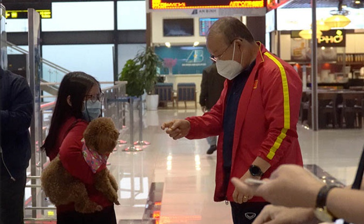  HLV Park Hang Seo gặp sự cố hy hữu với chú chó tại sân bay