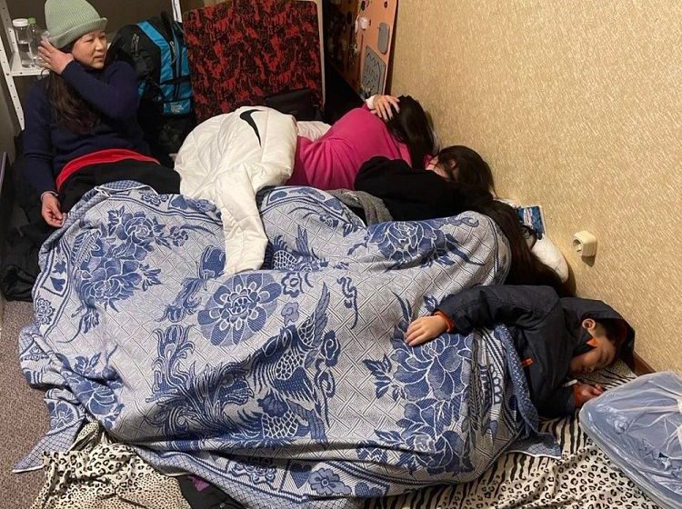  Bên dưới hầm trú ẩn ở Kiev: Hàng chục người Việt ‘cả đêm không dám ngủ’, nghe cảnh báo bom