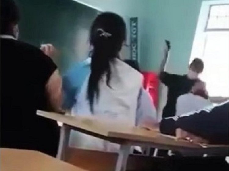  Đắk Lắk: Kỷ luật khiển trách với nữ sinh dùng mũ bảo hiểm đánh bạn nam trong lớp học