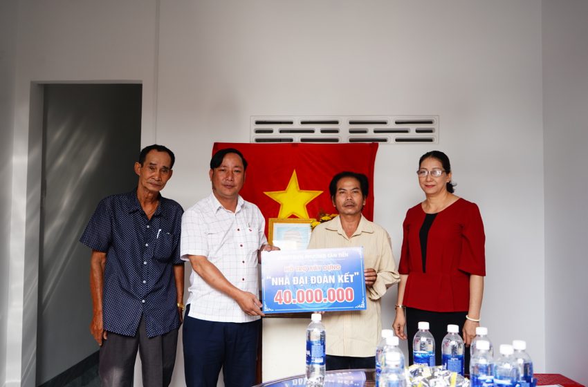  Trao tặng nhà đại đoàn kết cho hộ nghèo tại phường Tân Tiến