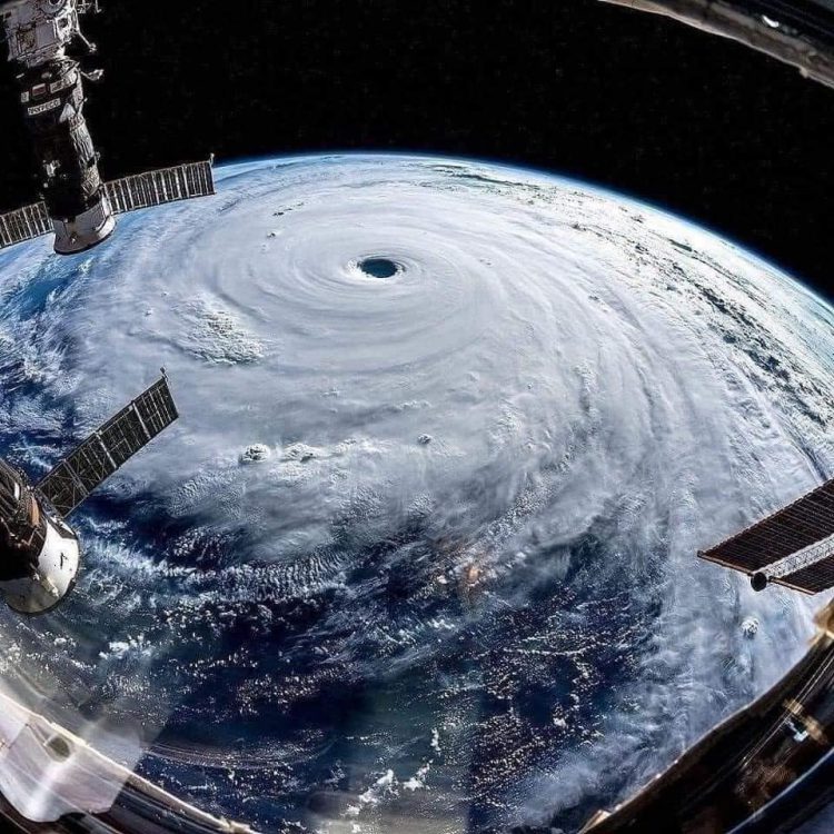 Mắt bão Noru nhìn từ vệ tinh
