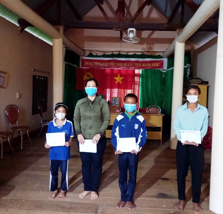 Các trường hợp có hoàn cảnh khó khăn ở xã Ea Drông được Hội LHPN thị xã Buôn Hồ hỗ trợ thẻ bảo hiểm y tế.