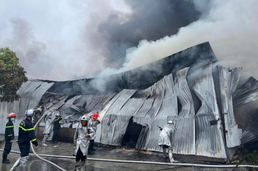  Cháy lớn tại Hà Nội. Một người chết, 2 nhà kho bị thiêu rụi