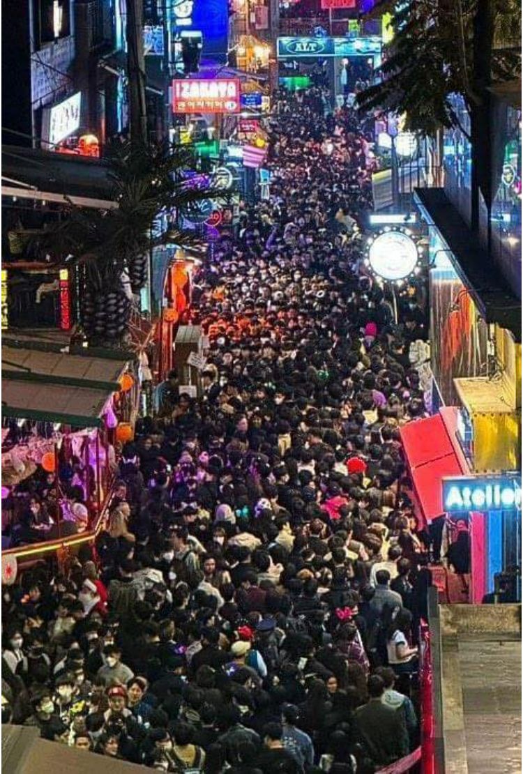 Hình ảnh dòng người đông đúc tại con phố Itaewon -Seoul - Hàn Quốc
