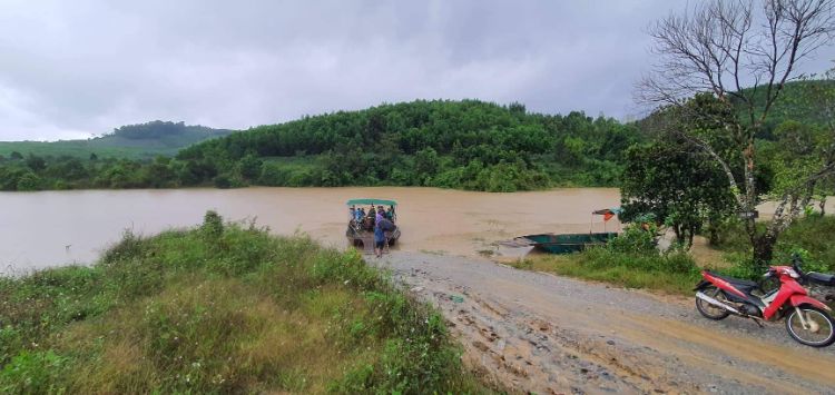 Nước dâng cao ở khu vực bến đò xã Cư San (huyện M'Drắk).