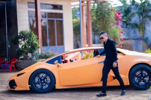 Thanh niên Việt “cắt bìa giấy” chế siêu xe Lamborghini Huracan như xịn