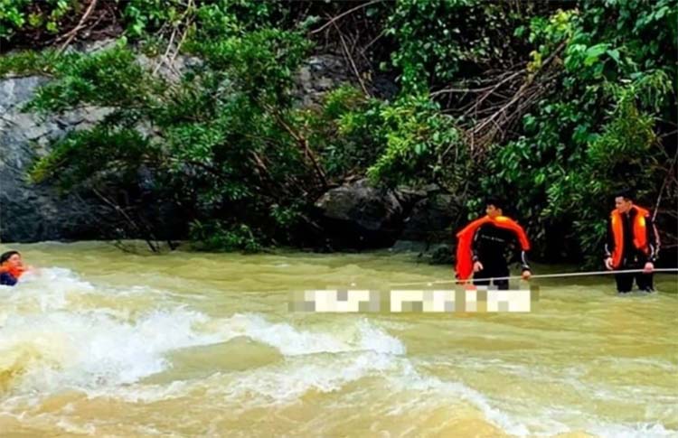 Đắk Lắk - Cập nhật tình hình xe chở du khách lao xuống sông khi đi tham quan thác