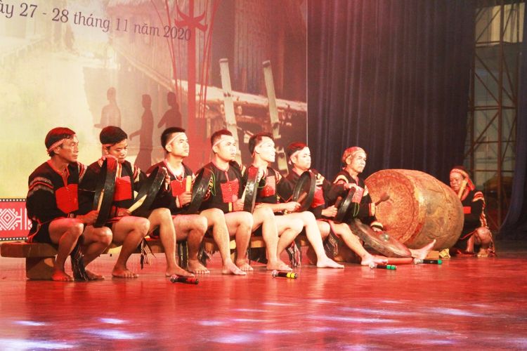  Nhiều nghệ nhân gấp rút chuẩn bị cho Liên hoan văn hóa cồng chiêng Đắk Lắk lần II năm 2022