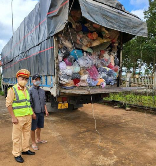 xe vận tải chở 4000kg vải không rõ nguồn gốc