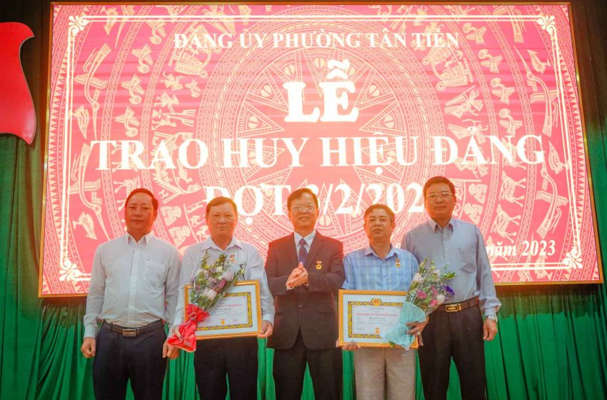  Đảng uỷ phường Tân Tiến tổ chức Lễ trao tặng Huy hiệu 30 năm tuổi Đảng đợt 3/2/2023.
