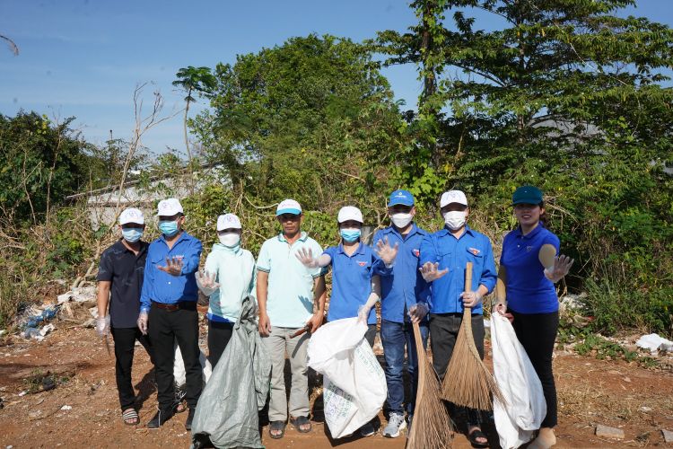  Đoàn thanh niên phường Tân Tiến ra quân tổng vệ sinh môi trường, xử lý các điểm rác thải