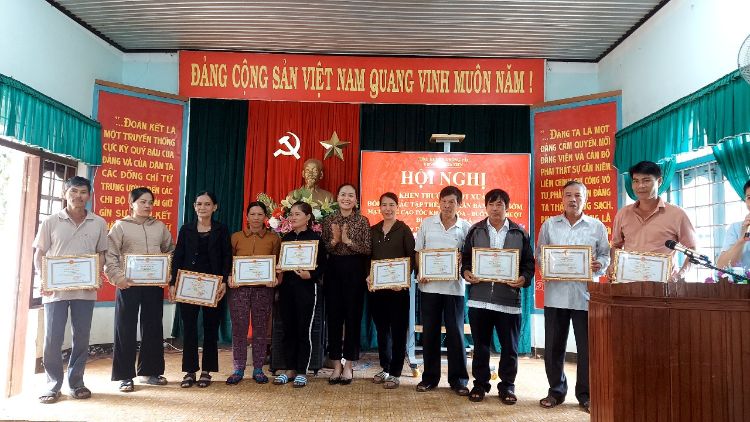  Khen thưởng 32 hộ dân tại xã Hòa Tiến gương mẫu bàn giao mặt bằng Dự án cao tốc Khánh Hòa – Buôn Ma Thuột