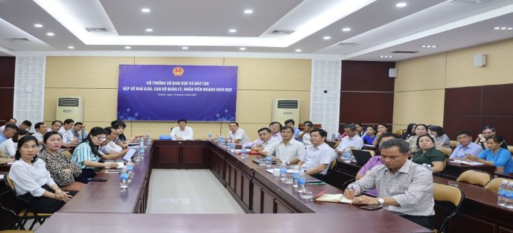  Bộ Trưởng Bộ Giáo dục và Đào tạo Nguyễn Kim Sơn gặp gỡ nhà giáo, cán bộ quản lý, nhân viên ngành giáo dục