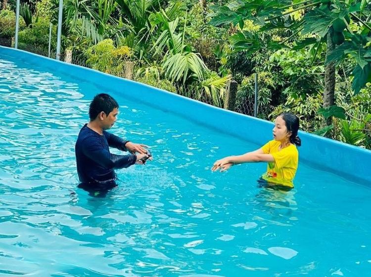  Dạy bơi miễn phí cho 25 trẻ em có hoàn cảnh khó khăn của xã Cư Bao
