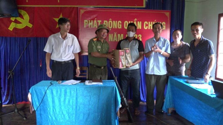  Huyện Krông Búk: Hiệu quả trong vận động nhân dân giao nộp vũ khí