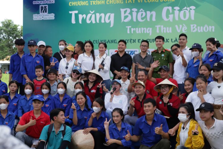  Mang Tết Trung thu đến với trẻ em nghèo xã Cư Kbang: Chương trình thiện nguyện “Trăng biên giới – Rước đèn về buôn”