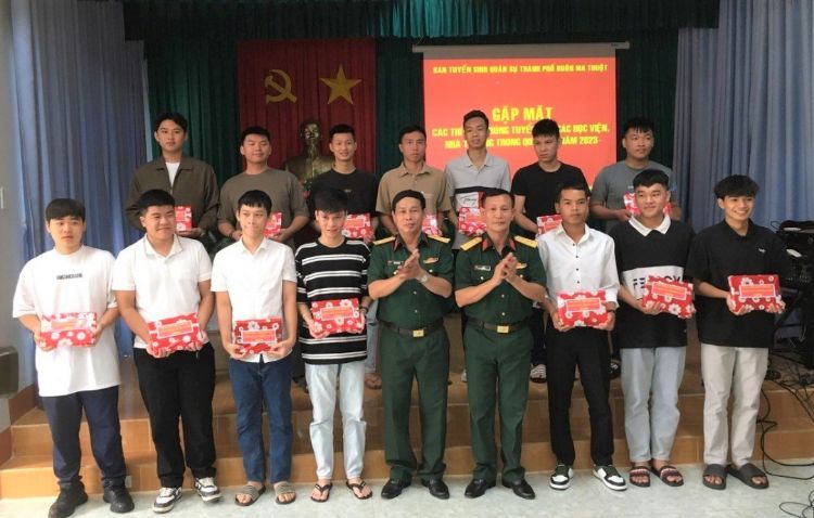  Gặp mặt thí sinh Đắk Lắk trúng tuyển vào các học viện, nhà trường trong quân đội