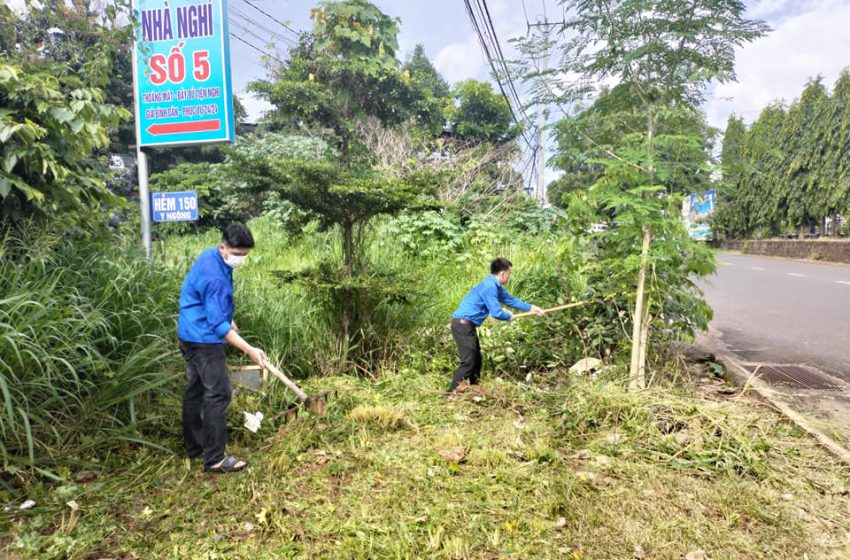  Thanh niên phường Tân Tiến ra quân tổng dọn vệ sinh môi trường